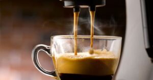 Read more about the article Fra bønne til kop: Vælg den rette espressomaskine til dit hjem og behov
