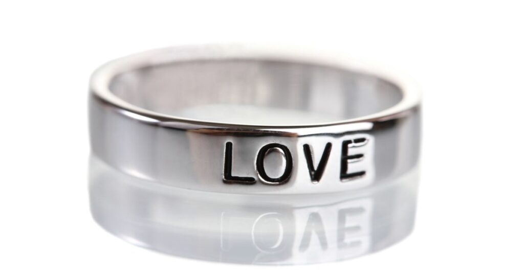 Ring med love graveret