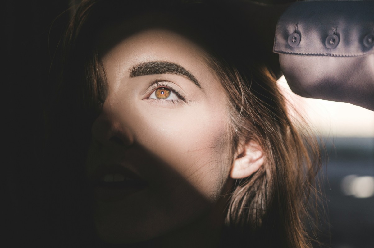 Read more about the article Naturligt brynserum til tykke bryn – sådan styrker du dine bryn